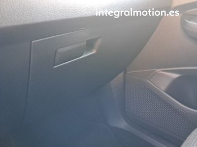 volkswagen-caddy-2-0-tdi-combi-102cv-22 Thumbnail