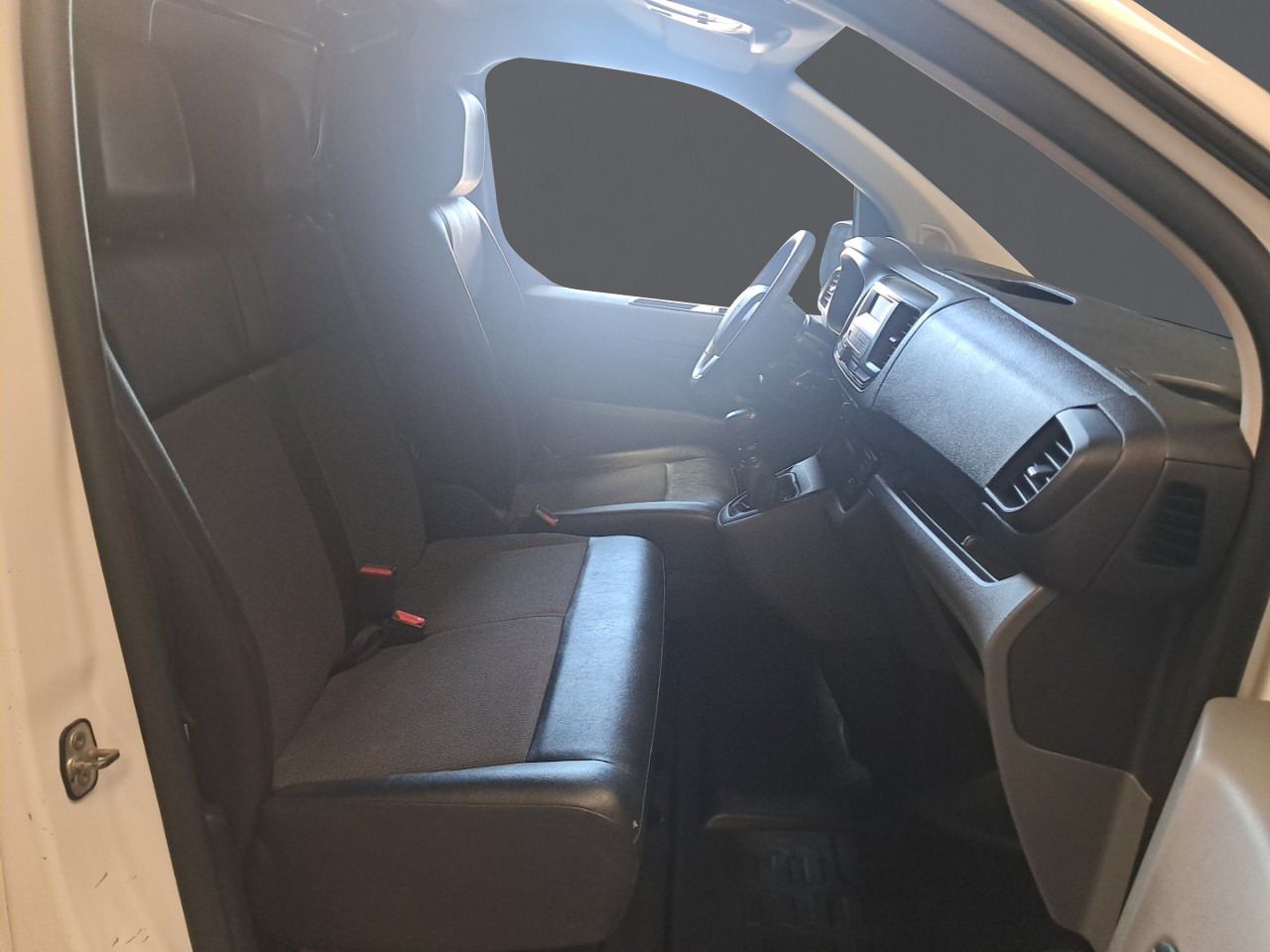 Peugeot Expert 1.5 HDI FURGON 120CV - foto 9