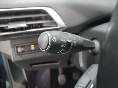 peugeot-3008-1-5-bluehdi-96kw-130cv-s-s-allure-12 Thumbnail