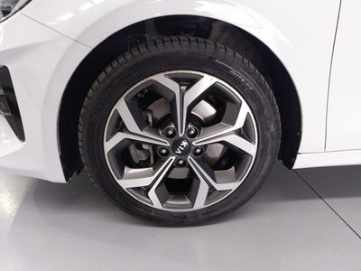 kia-ceed-1-6-mhev-imt-100kw-136cv-drive-28 Thumbnail