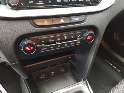 kia-ceed-1-6-mhev-imt-100kw-136cv-drive-16 Thumbnail
