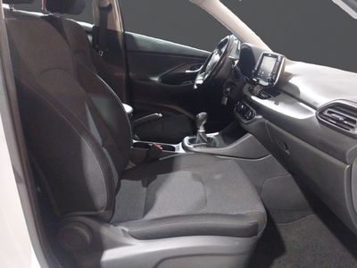 hyundai-i30-1-6-crdi-100kw-136cv-48v-klass-fastback-8 Thumbnail