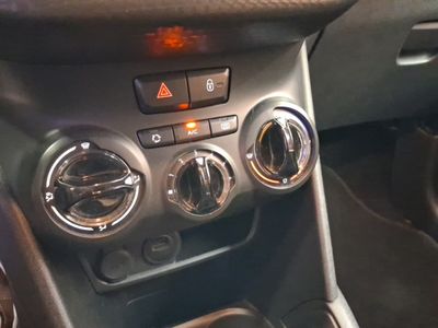 peugeot-208-1-2-s-s-signature-82-16 Thumbnail