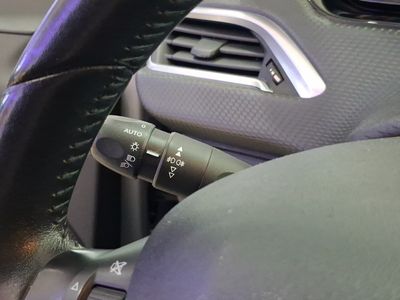 peugeot-208-1-2-s-s-signature-82-13 Thumbnail