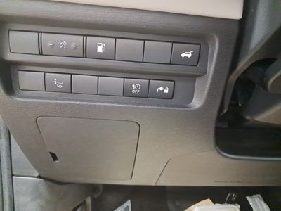 mitsubishi-outlander-phev-kaiteki-4wd-34 Thumbnail