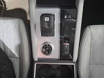 mitsubishi-outlander-phev-kaiteki-4wd-17 Thumbnail