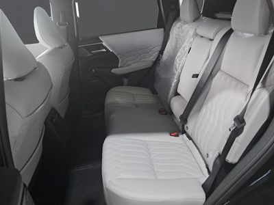mitsubishi-outlander-phev-kaiteki-4wd-9 Thumbnail