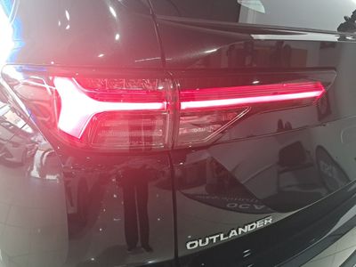 mitsubishi-outlander-phev-kaiteki-4wd-27 Thumbnail