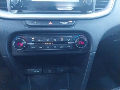 kia-ceed-1-0-mhev-88kw-120cv-drive-dct-16 Thumbnail