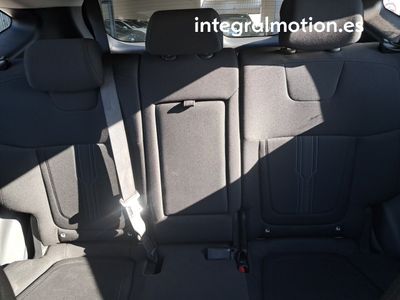 hyundai-tucson-1-6-crdi-100kw-136cv-48v-maxx-dct-19 Thumbnail