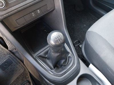 volkswagen-caddy-profes-2-0-tdi-bmt-4motion-furg-n-derivado-de-turismo-10 Thumbnail