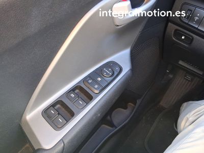kia-niro-1-6-gdi-hev-104kw-141cv-business-31 Thumbnail