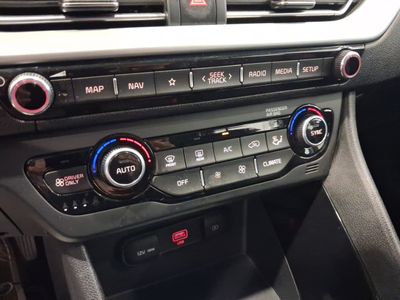 kia-niro-1-6-gdi-hev-104kw-141cv-drive-16 Thumbnail