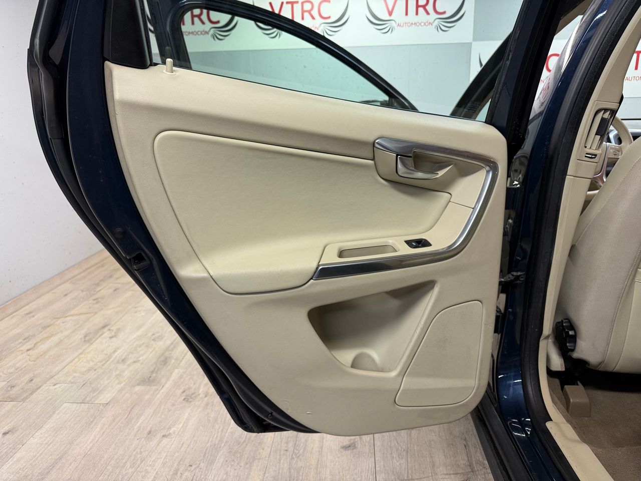 Volvo XC60 D3  MOMENTUM  - Foto 17