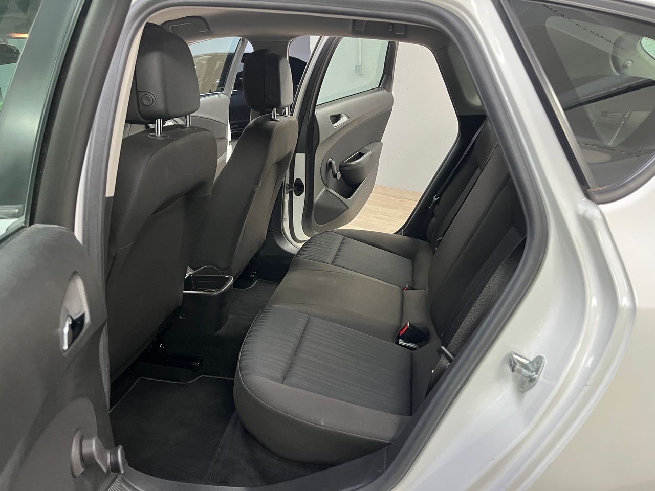 Opel Astra 5p Essentia 1.4 100 CV - Foto 11