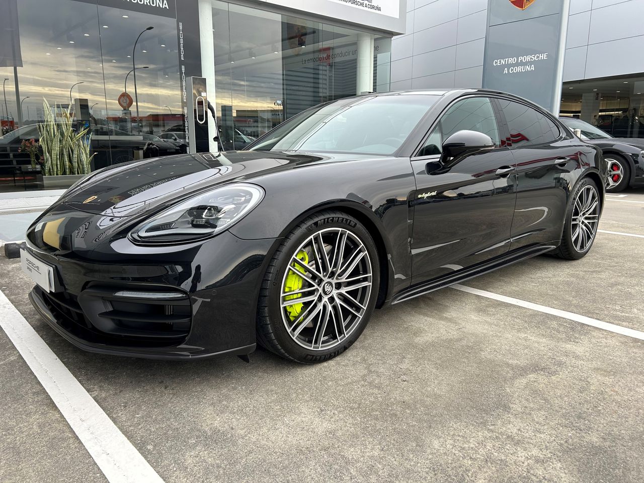 porsche panamera 2023 /