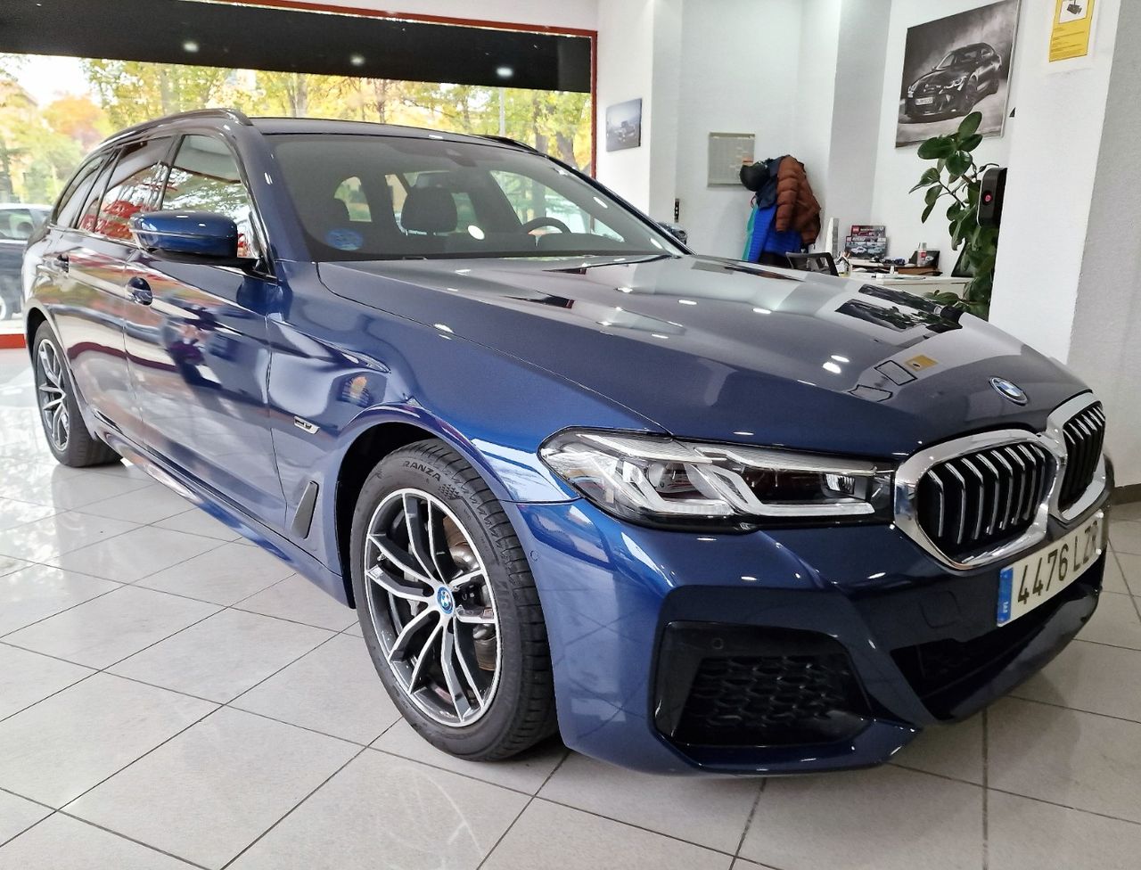 Plaza de parking amplia  de segunda mano - bmw serie 5 2022 /