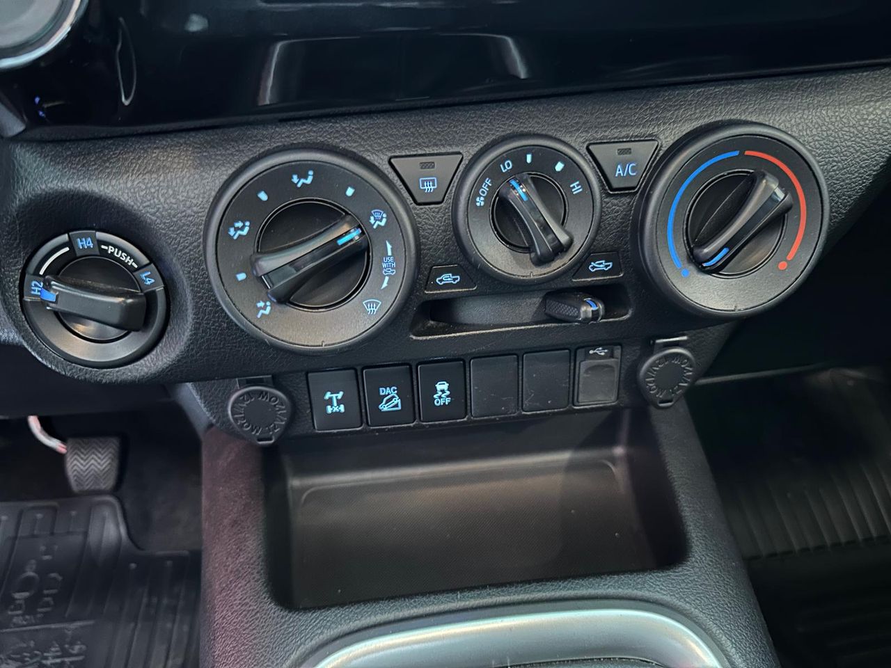 Toyota Hilux 2.4 D4D Cabina Doble VX  - Foto 23