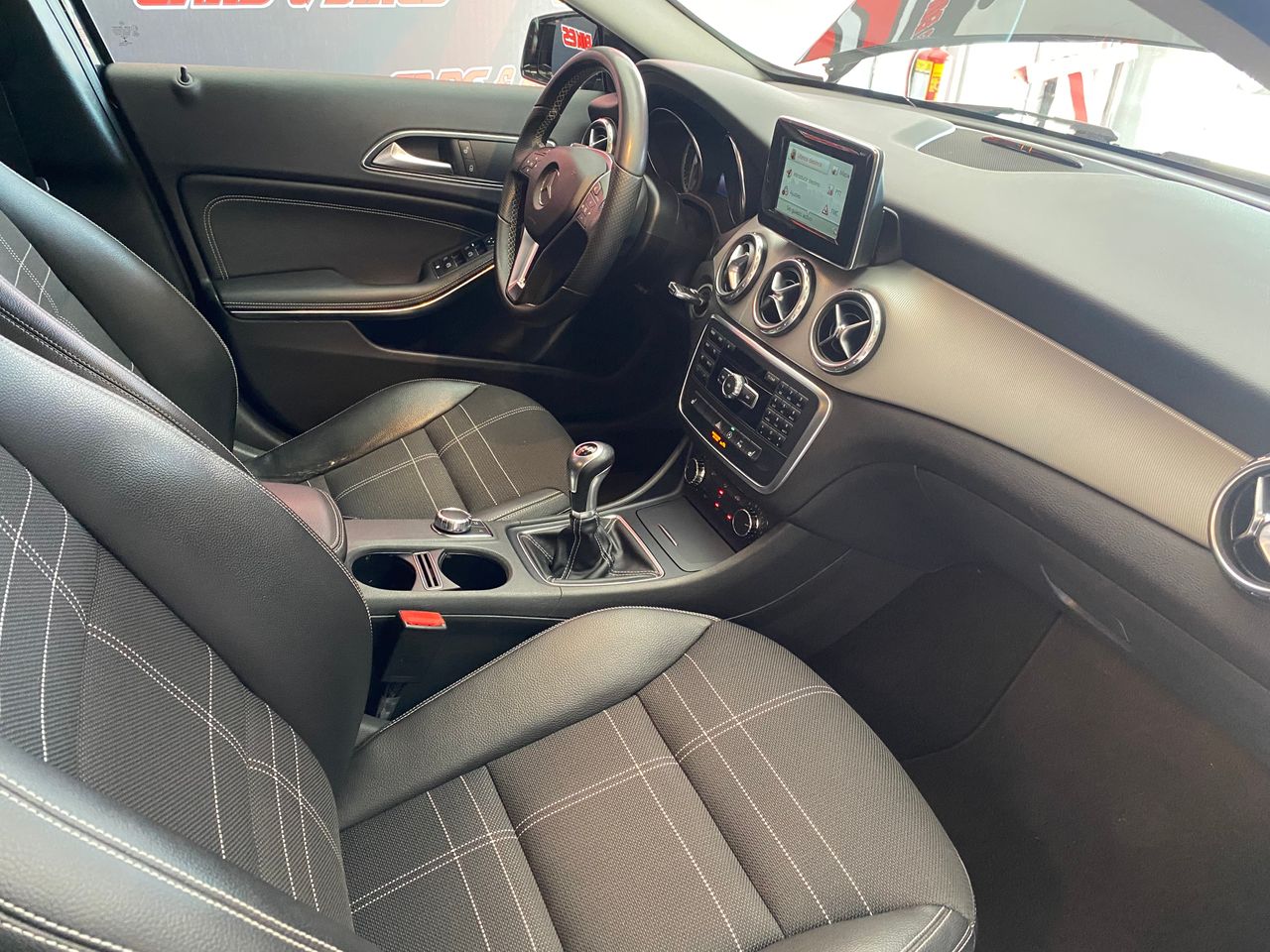 Mercedes GLA 200 URBAN  - Foto 29