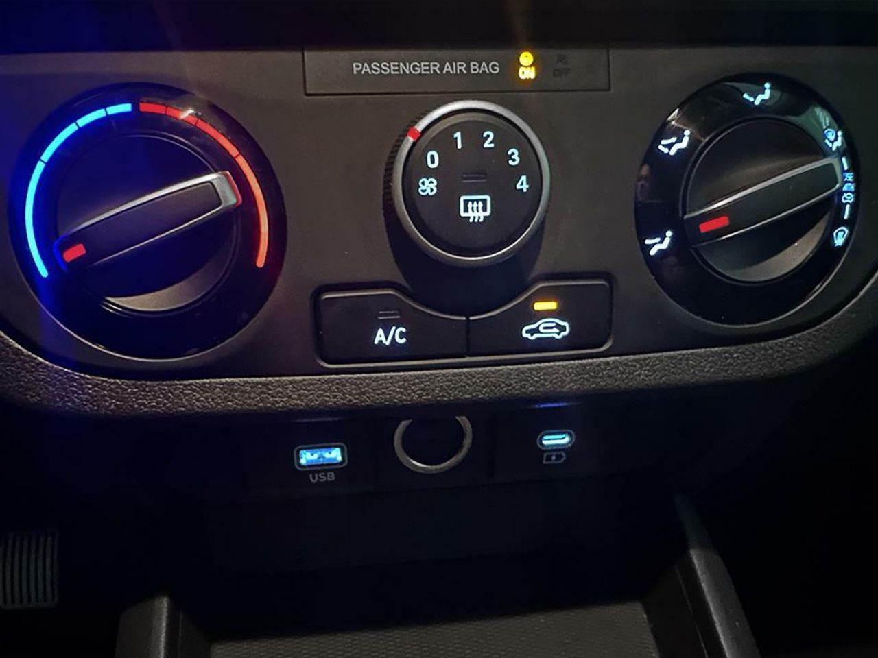 Hyundai i10 1.0 MPI 63CV Essence Connect - foto 12