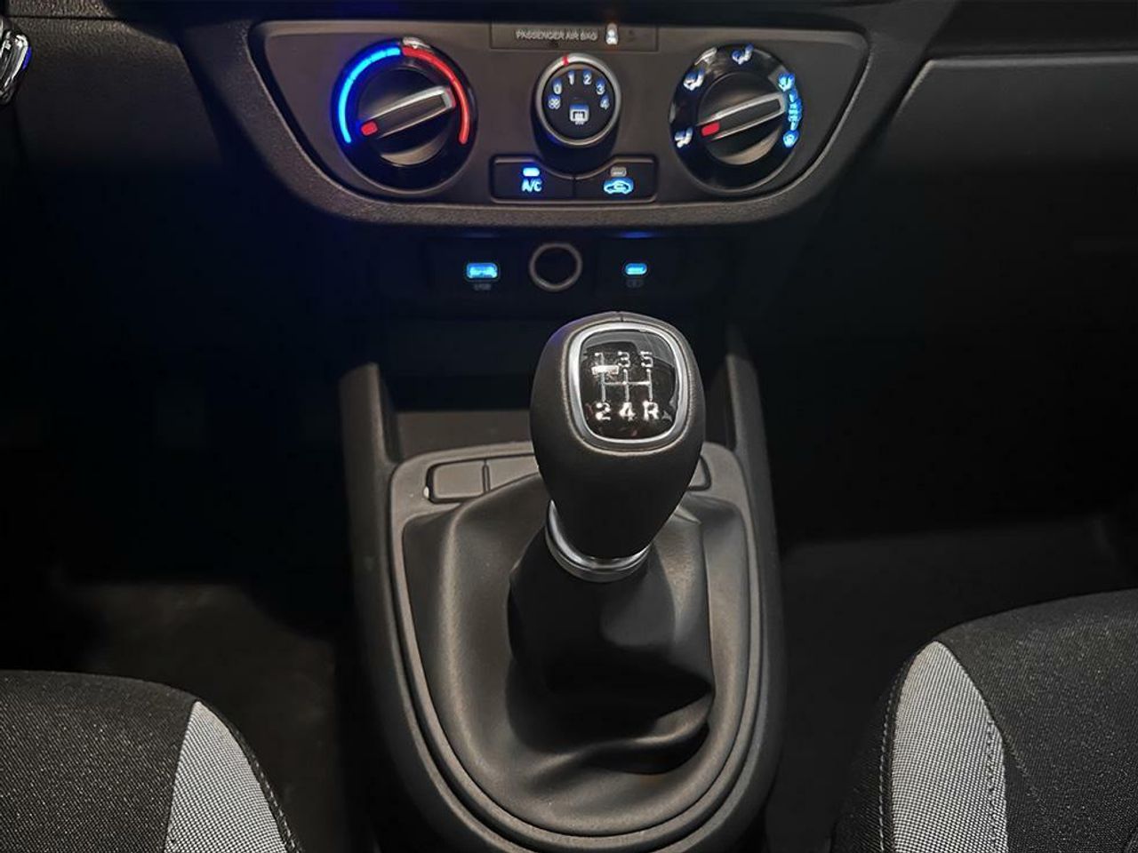 Hyundai i10 1.0 MPI 63CV Essence Connect - foto 13