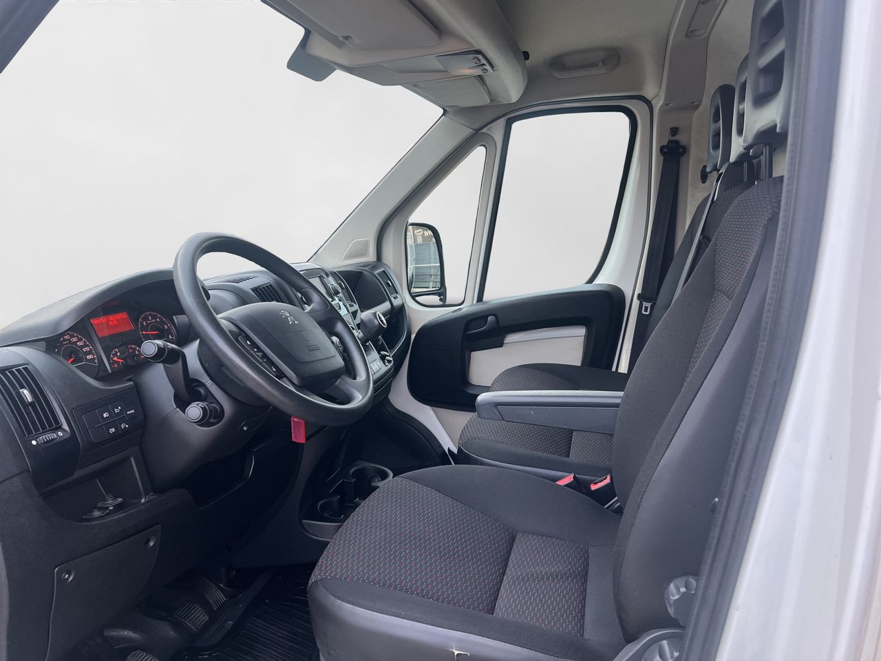 Peugeot Boxer 335 L3H2 BLHDI 130 FURGÓN PACK 