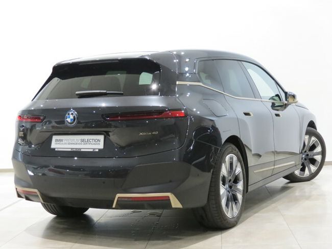 BMW iX xdrive40 240 kw (326 cv)