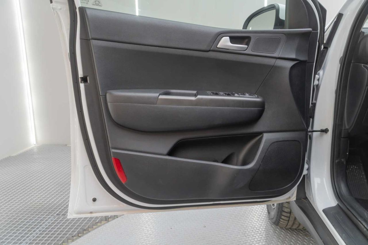 Kia Sportage 1.6 MHEV Business 100kW (136CV) 4x2  - Foto 17