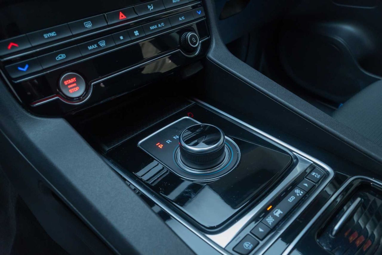 Jaguar F-Pace 2.0L i4D 132kW Pure Auto  - Foto 15