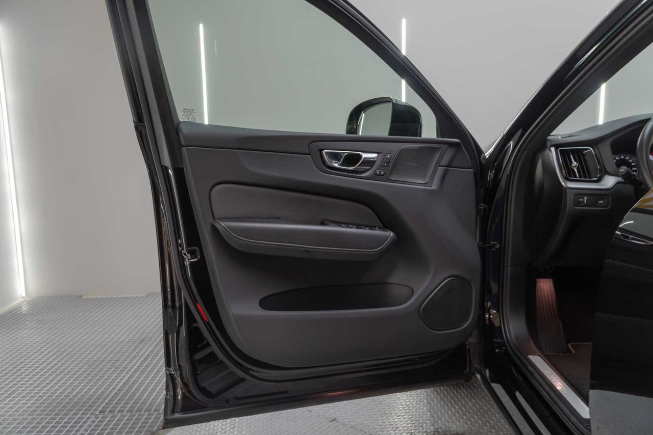 Volvo XC60 2.0 D4 AWD R-Design B Auto  - Foto 17
