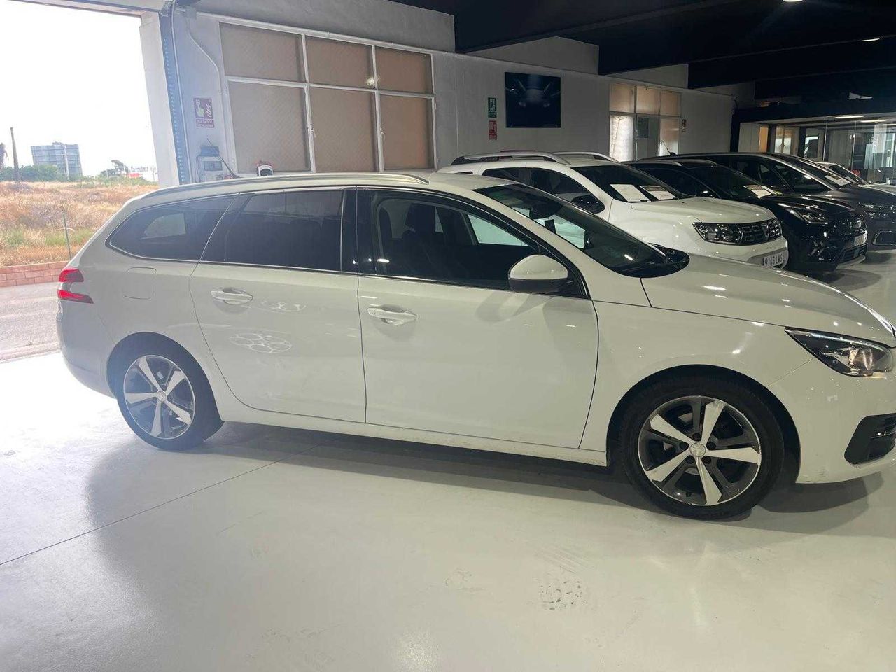 Peugeot 308 SW Allure 1.5 BlueHDi 96KW (130CV)  - Foto 4