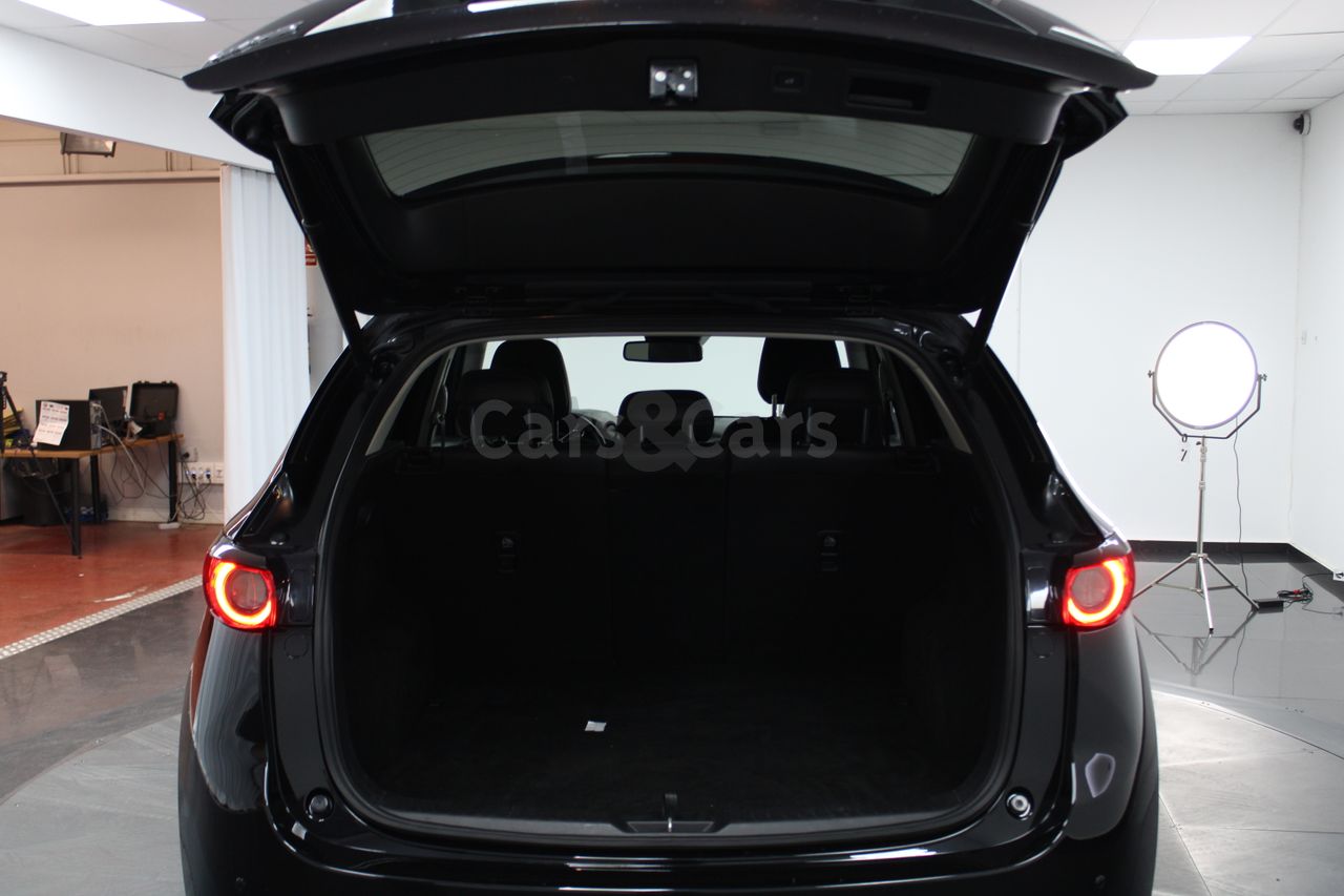 Foto 38 del anuncio Mazda CX-5 2.0 Zenith Black 165CV - E 8432 KSK de segunda mano en Madrid