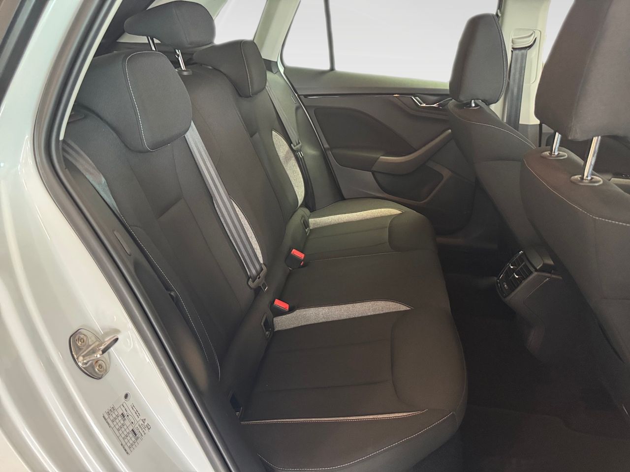 Skoda Kamiq 1.0 TSI 85kW (115CV) DSG SELECTION - foto 6