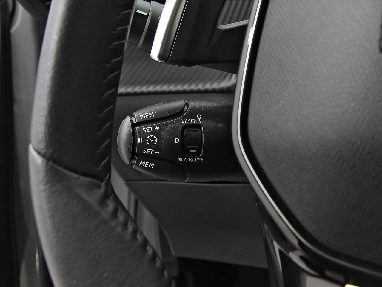 Peugeot 208 Allure HYBRID 100 eDCS6 - foto 16