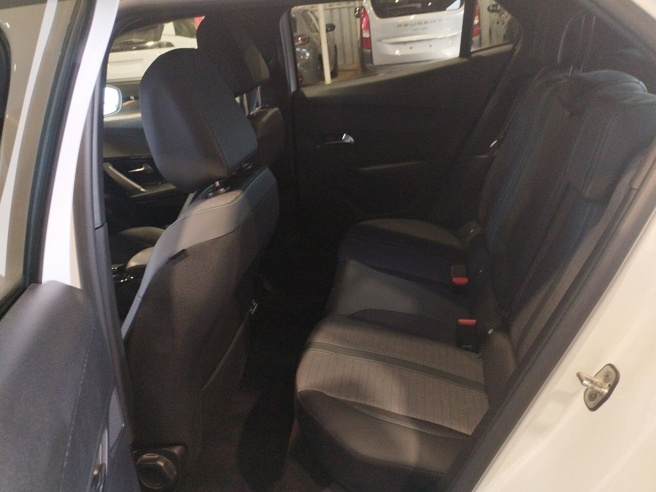 Peugeot 2008 Eléctrico Allure Pack (100kW) - foto 14