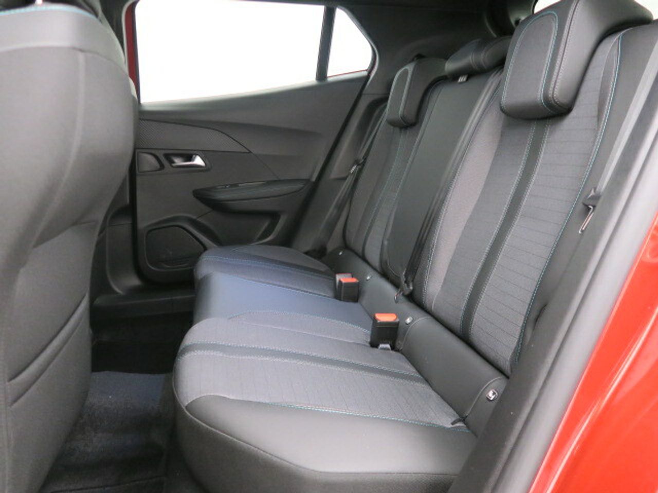 Peugeot 2008 Allure Pack BlueHDI 130 S&S EAT8 - foto 16