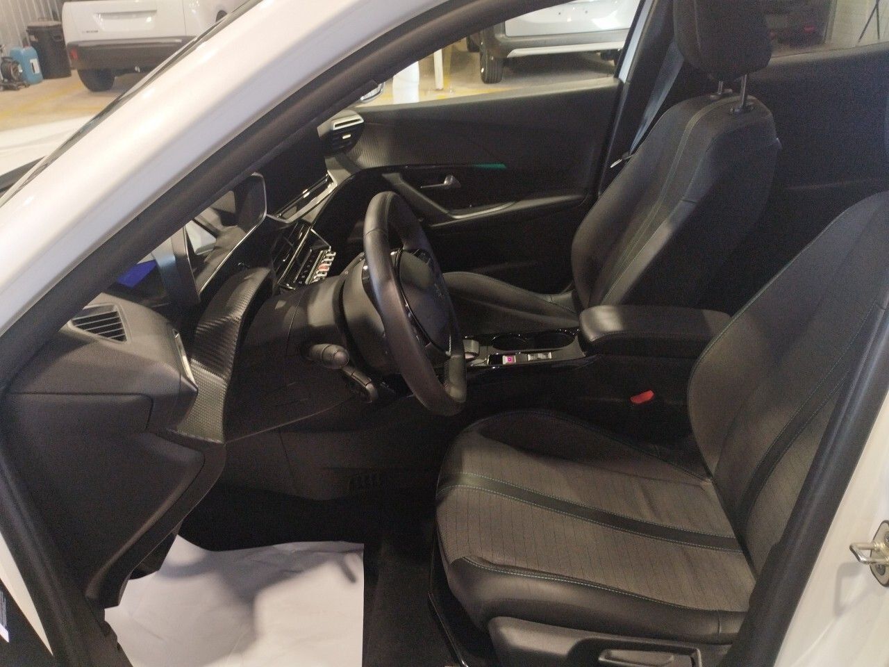 Peugeot 2008 Eléctrico Allure Pack (100kW) - foto 13