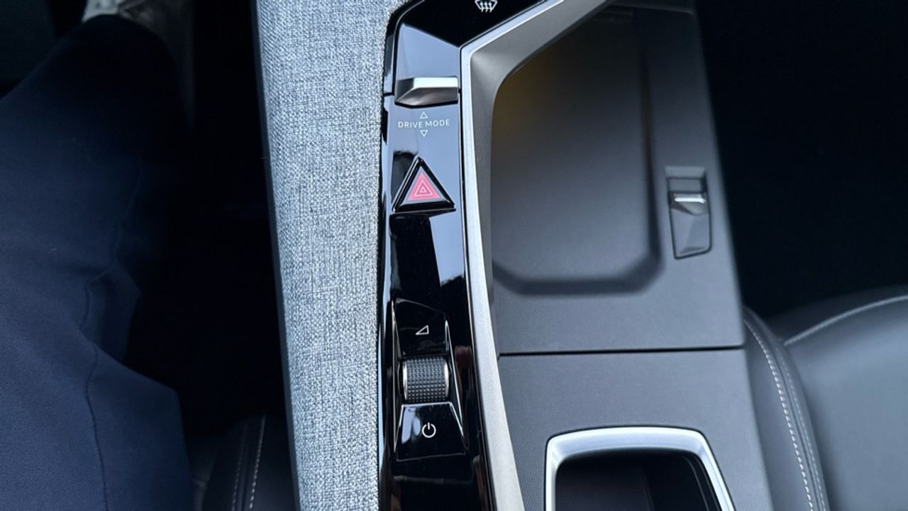 Peugeot 3008 Allure Hybrid eDCS6 100 kW (136 CV) - foto 31