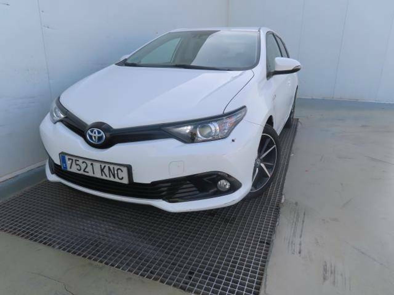 Coche hibrido con asientos calefactados  de segunda mano - toyota auris 2018 /