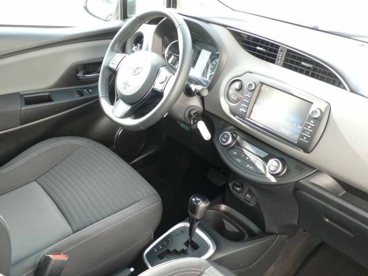 Toyota Yaris HYBRID 100H 1.5 ACTIVE  - Foto 9