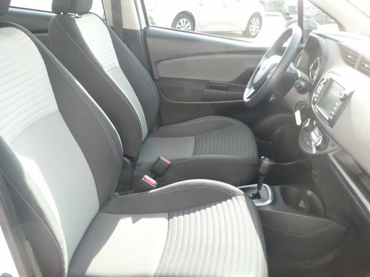 Toyota Yaris HYBRID 100H 1.5 ACTIVE  - Foto 29
