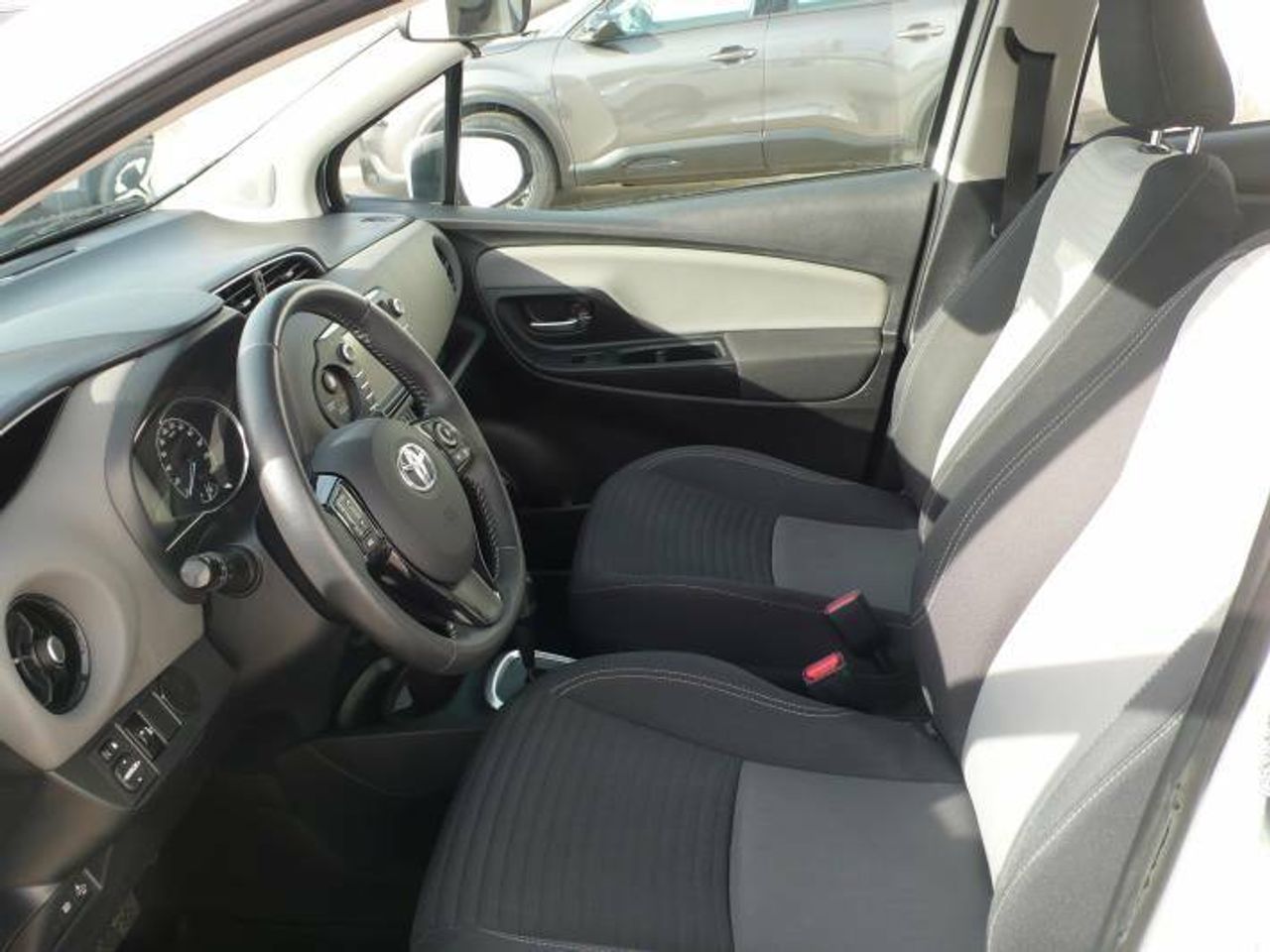 Toyota Yaris HYBRID 100H 1.5 ACTIVE  - Foto 25
