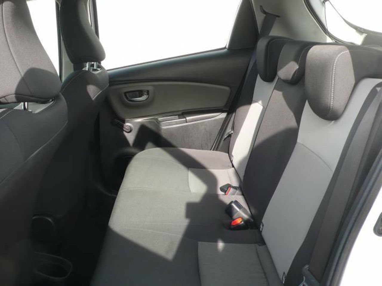 Toyota Yaris HYBRID 100H 1.5 ACTIVE  - Foto 26