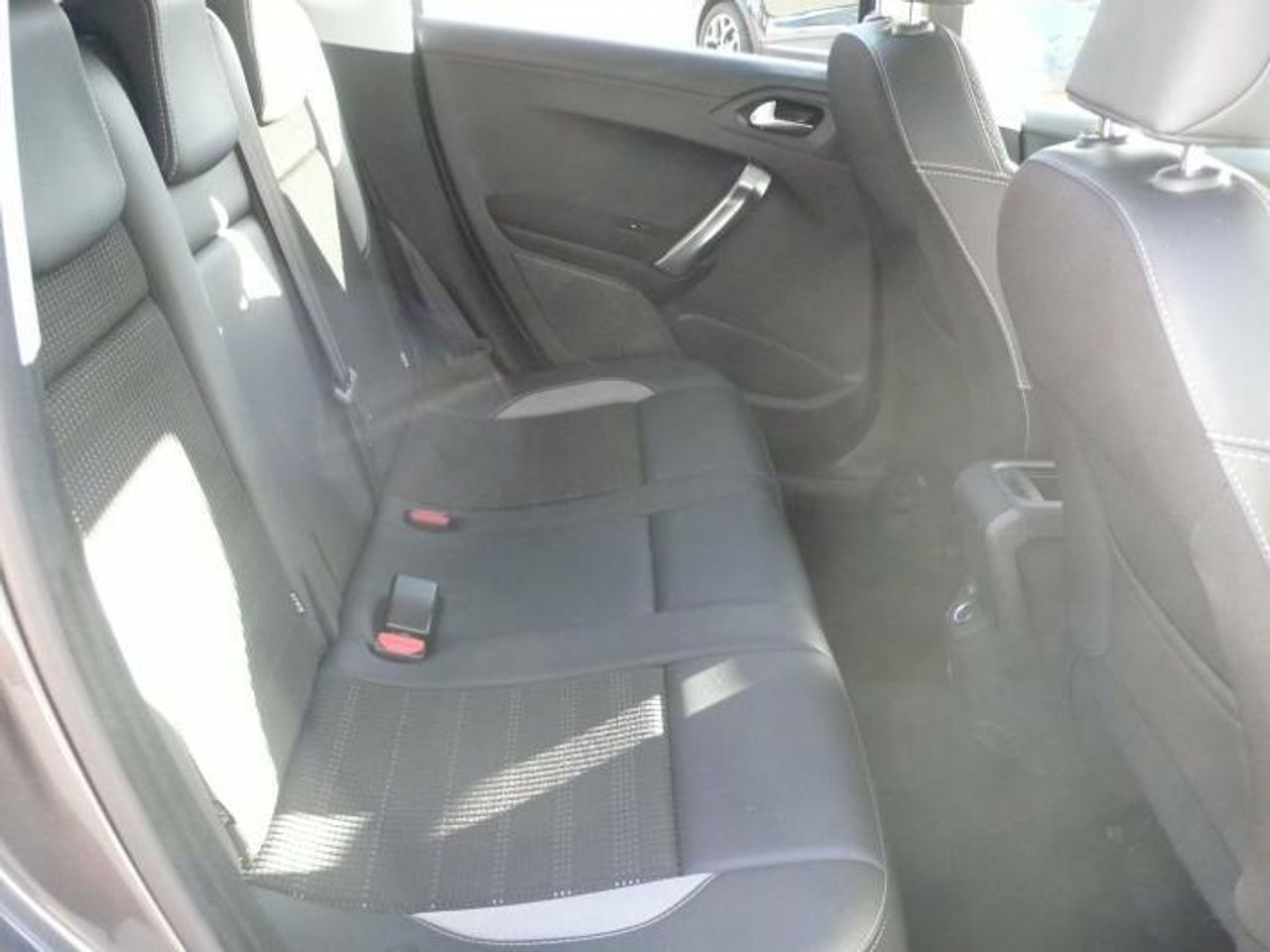 Peugeot 2008 1.2 PureTech S&S ALLURE 110CV  - Foto 30