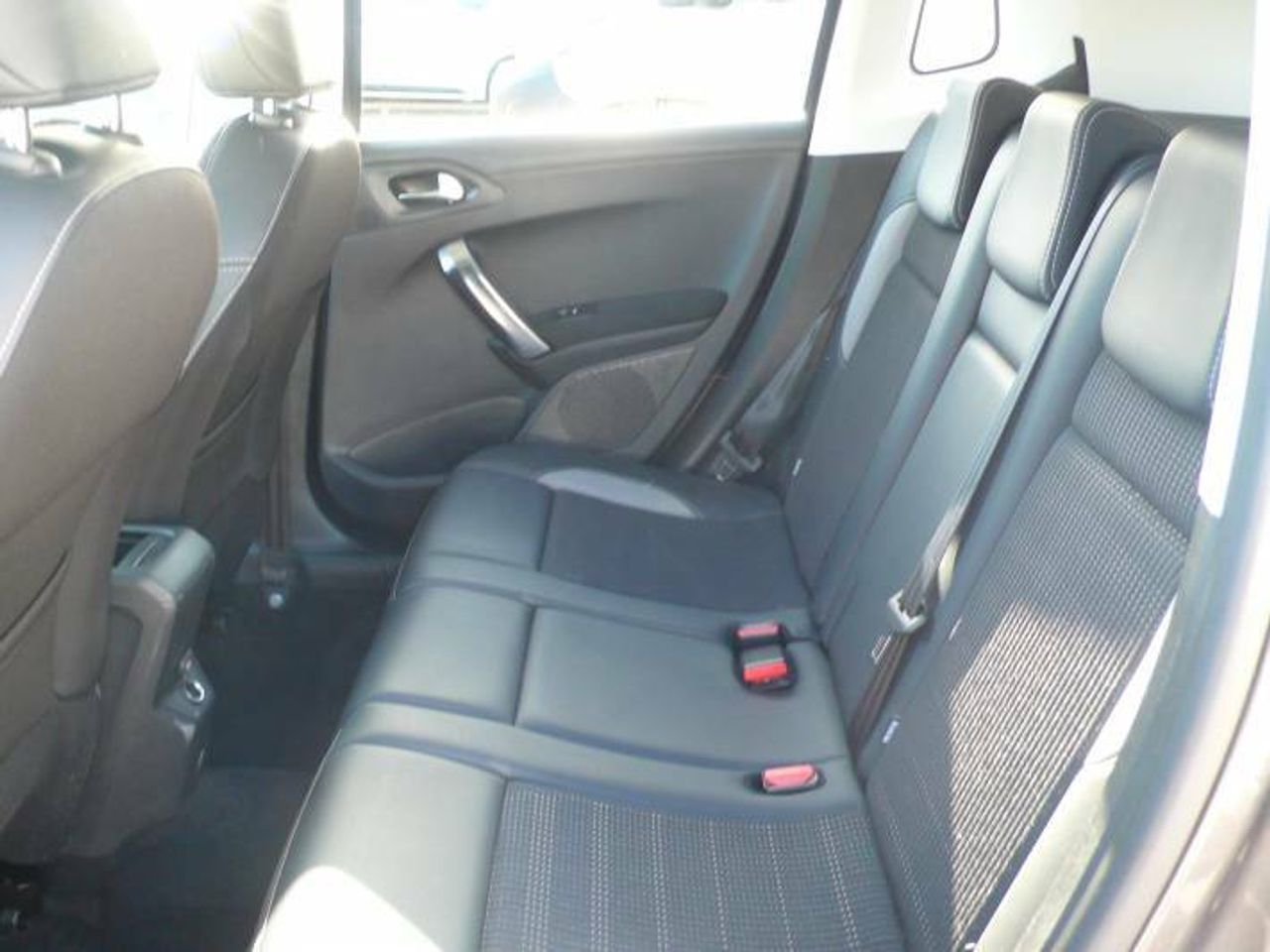 Peugeot 2008 1.2 PureTech S&S ALLURE 110CV  - Foto 31