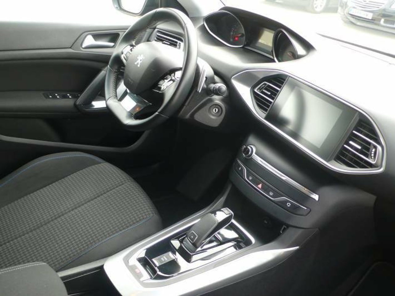 Peugeot 308 sw Style 1.5 BlueHDi EAT8 130CV  - Foto 17