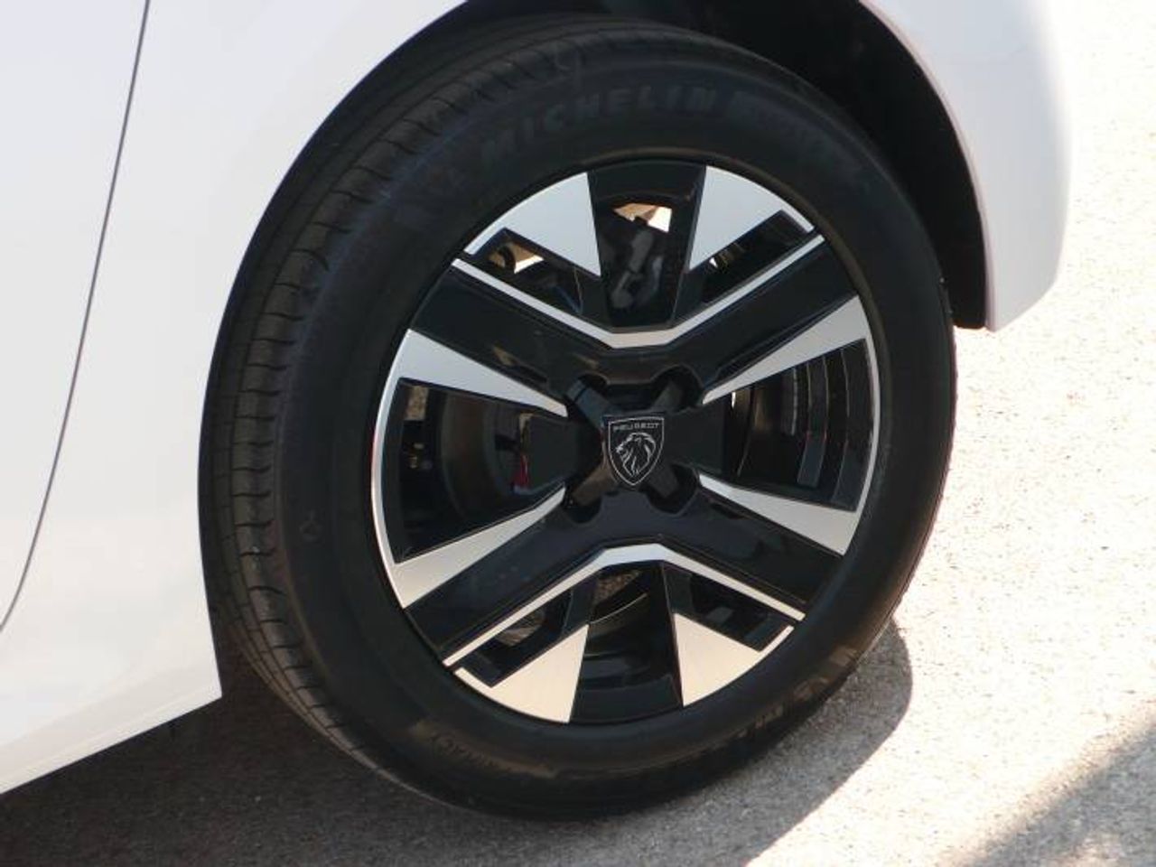 Peugeot 208 N208 5P Allure HYBRID 100 eDCS6  - Foto 35