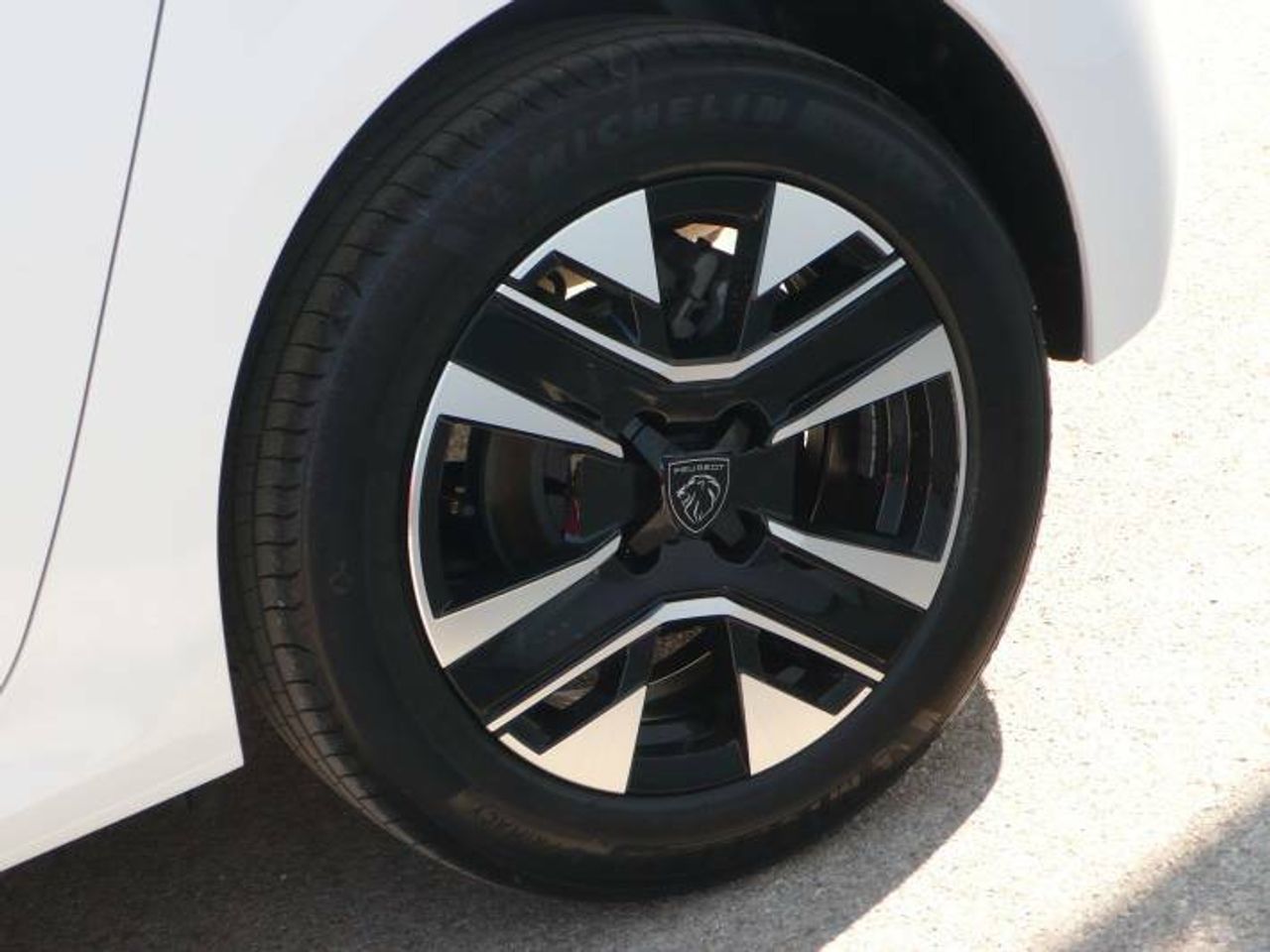 Peugeot 208 N208 5P Allure HYBRID 100 eDCS6  - Foto 35