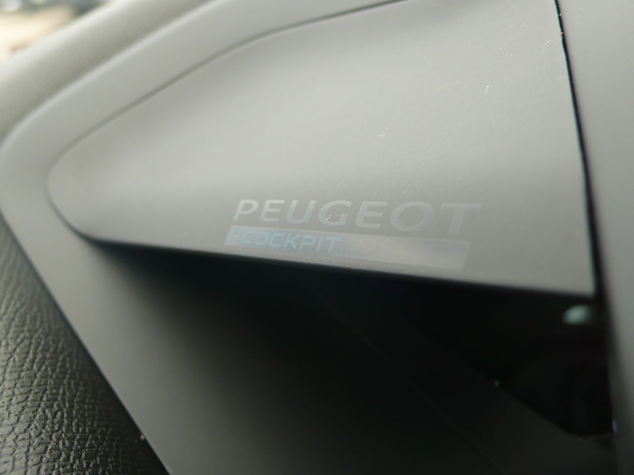 Peugeot 2008 1.2 Allure Pack 130 EAT8  - Foto 22