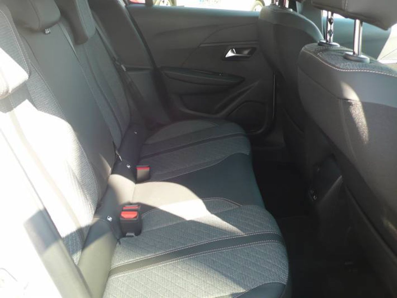 Peugeot 208 N208 5P Allure HYBRID 100 eDCS6  - Foto 30